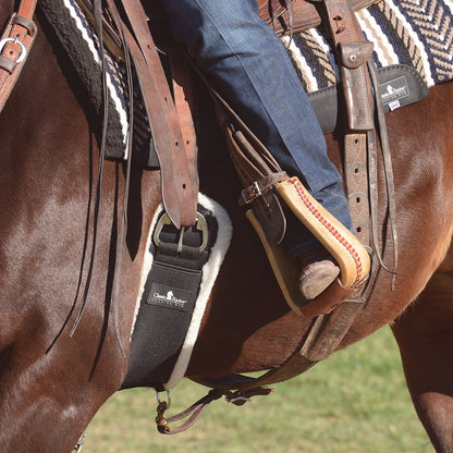 Cheval équipé d'une sangle Classic Equine en mouton pour plus de confort