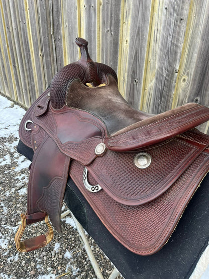Selle de reining Tom Winter avec arçon 55S vue de 3/4 arrière