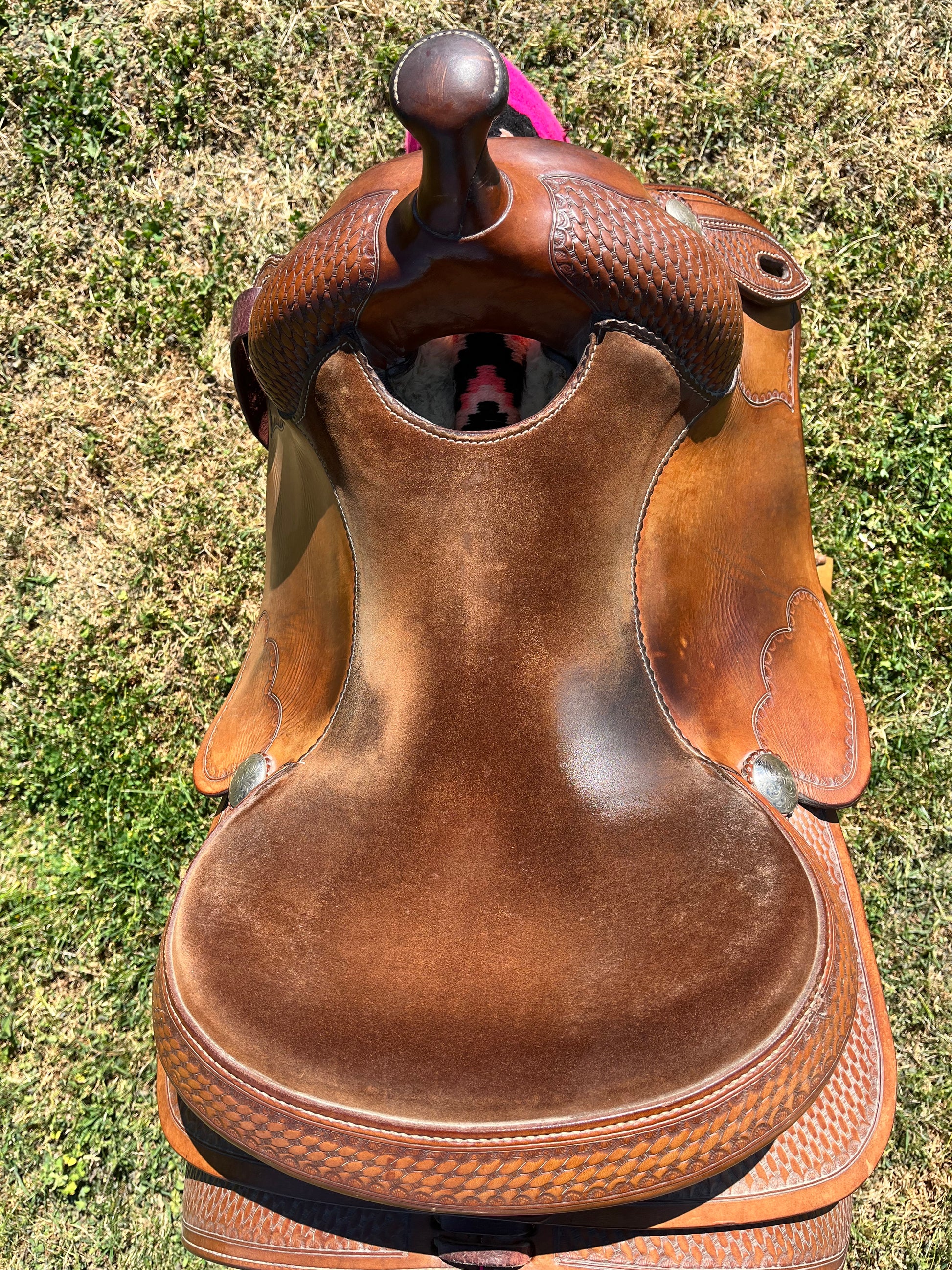 Selle western Tom Winter 16 pouces en cuir Light Oil pour cheval, siege en cuir retourné

