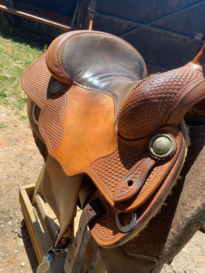 Selle western Bob's Custom Duane Latimer de 2015 avec siège 15,5 pouces, tooling Basket Light Oil et arçon DL en excellent état, 3/4 avant