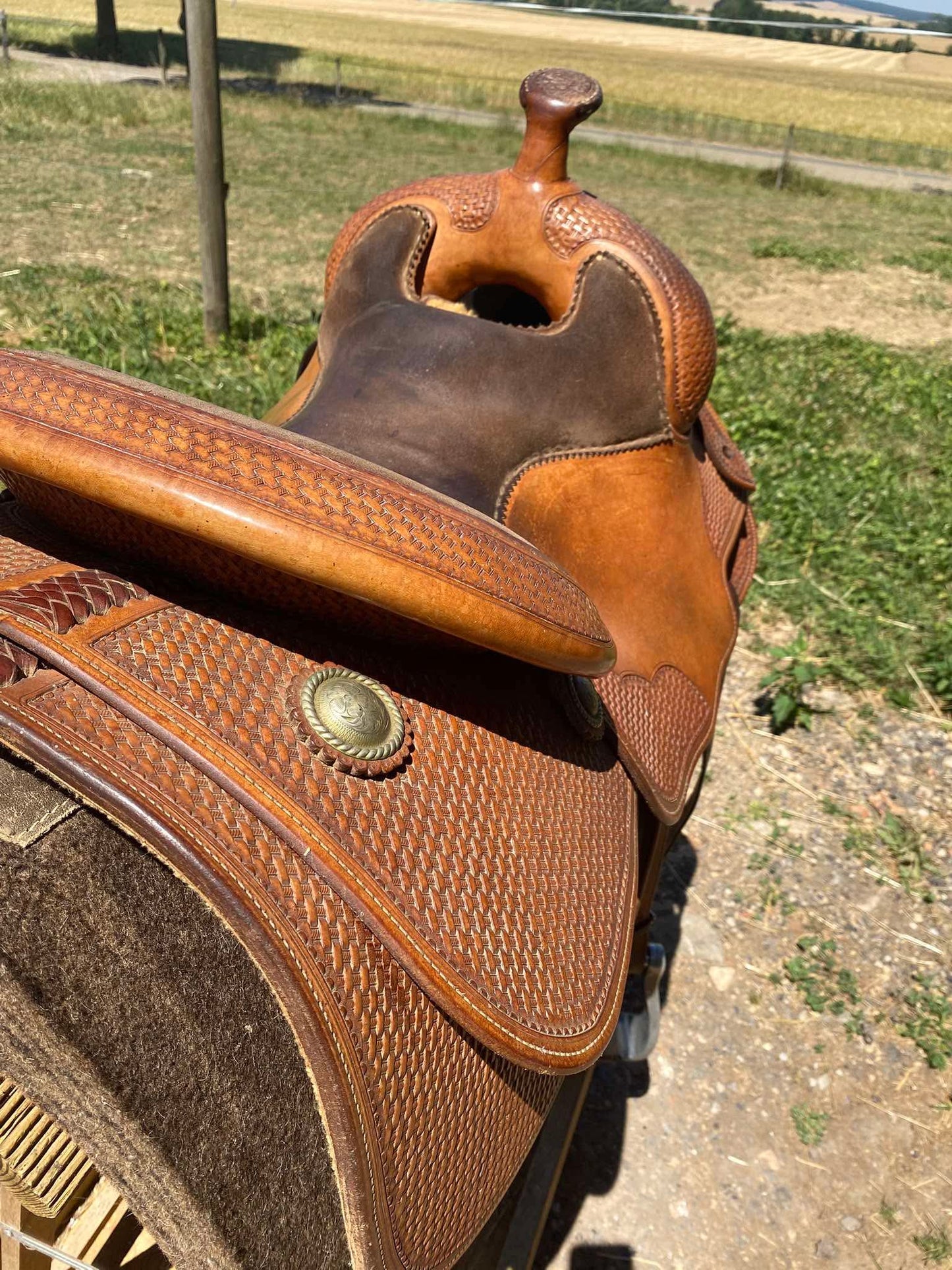 Selle western Bob's Custom Duane Latimer de 2015 avec siège 15,5 pouces, tooling Basket Light Oil et arçon DL en excellent état, arrière