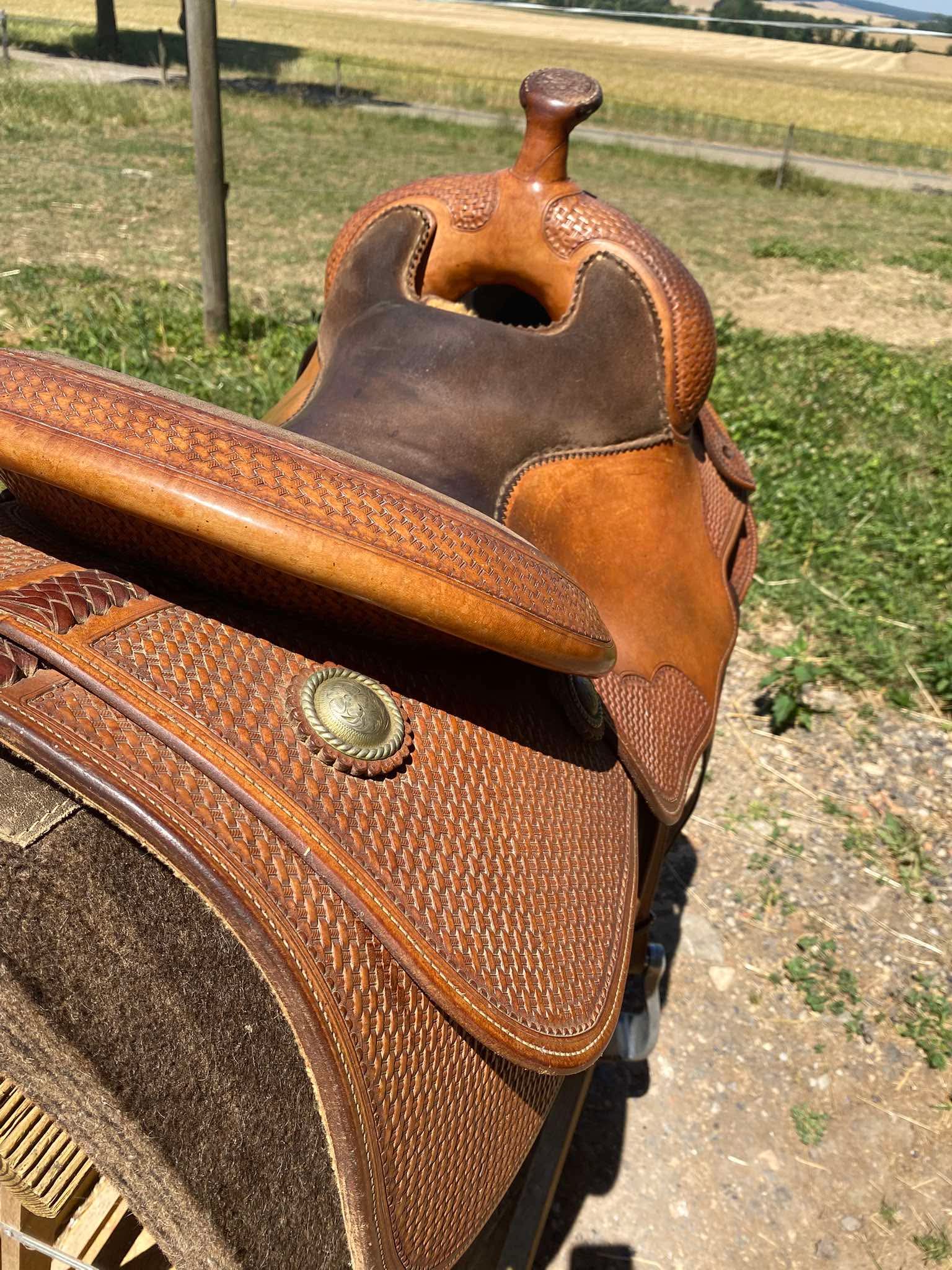 Selle western Bob's Custom Duane Latimer de 2015 avec siège 15,5 pouces, tooling Basket Light Oil et arçon DL en excellent état, arrière