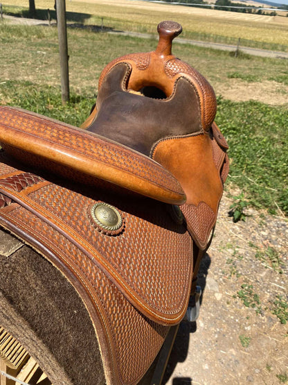 Selle western Bob's Custom Duane Latimer de 2015 avec siège 15,5 pouces, tooling Basket Light Oil et arçon DL en excellent état, arrière