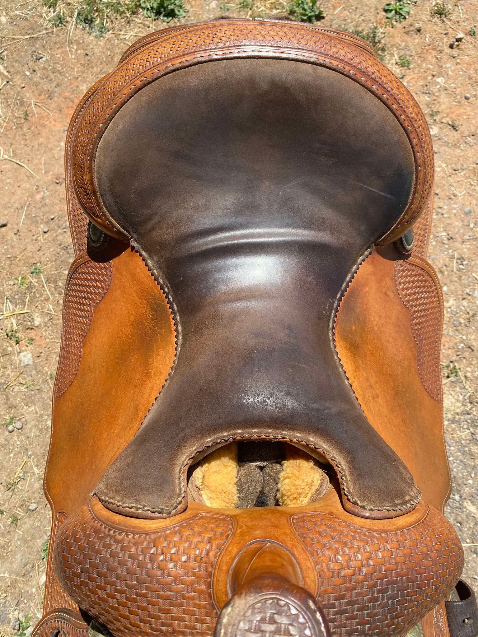 Selle western Bob's Custom Duane Latimer de 2015 avec siège 15,5 pouces, tooling Basket Light Oil et arçon DL en excellent état, siège