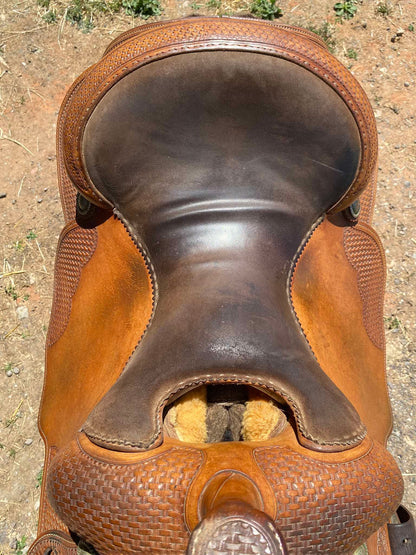Selle western Bob's Custom Duane Latimer de 2015 avec siège 15,5 pouces, tooling Basket Light Oil et arçon DL en excellent état, siège