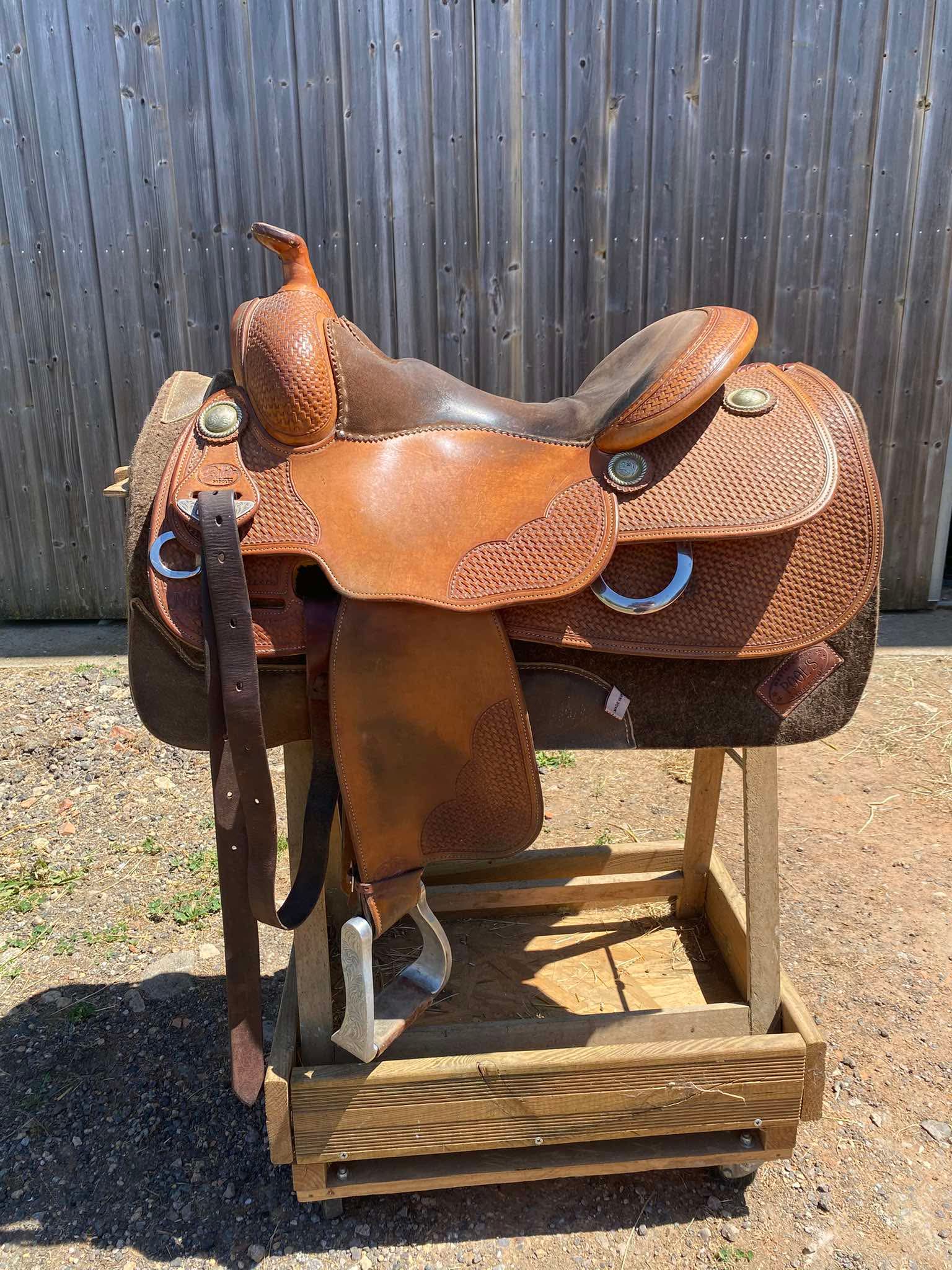 Selle western Bob's Custom Duane Latimer de 2015 avec siège 15,5 pouces, tooling Basket Light Oil et arçon DL en excellent état, côté gauche