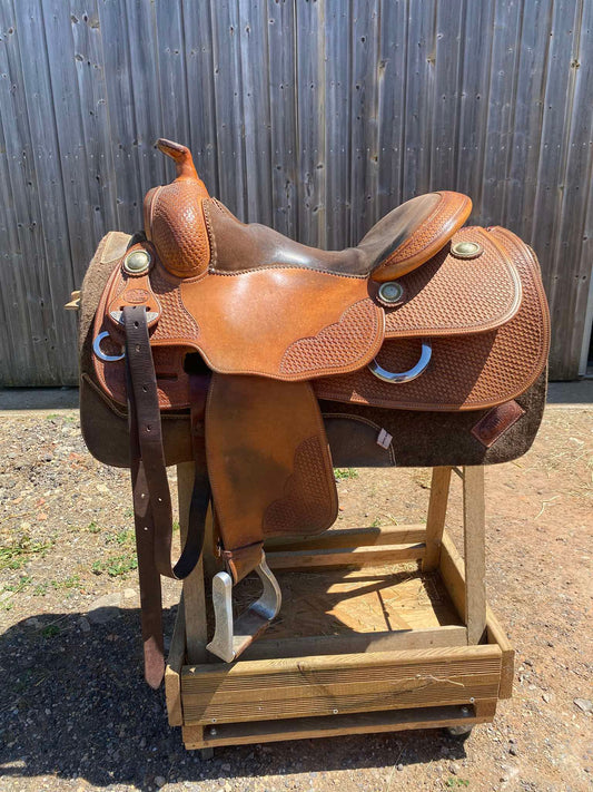 Selle western Bob's Custom Duane Latimer de 2015 avec siège 15,5 pouces, tooling Basket Light Oil et arçon DL en excellent état, côté gauche