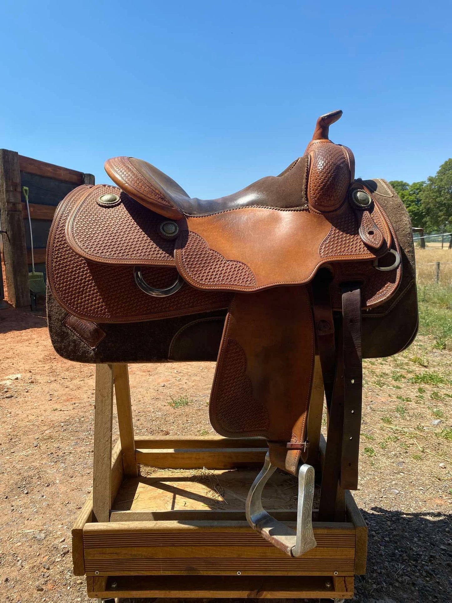 Selle western Bob's Custom Duane Latimer de 2015 avec siège 15,5 pouces, tooling Basket Light Oil et arçon DL en excellent état