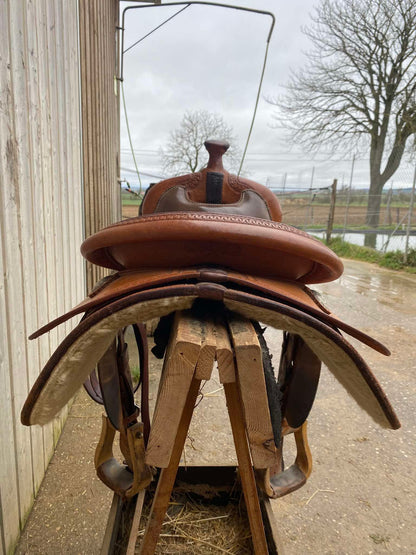 Selle de reining Tom Winter arçon 56 siège 15,5 pouces pour performance western arrière