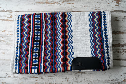 Show Pad Premium blanc, rouge et bleu, tapis de selle western alliant élégance et performance pour les compétitions