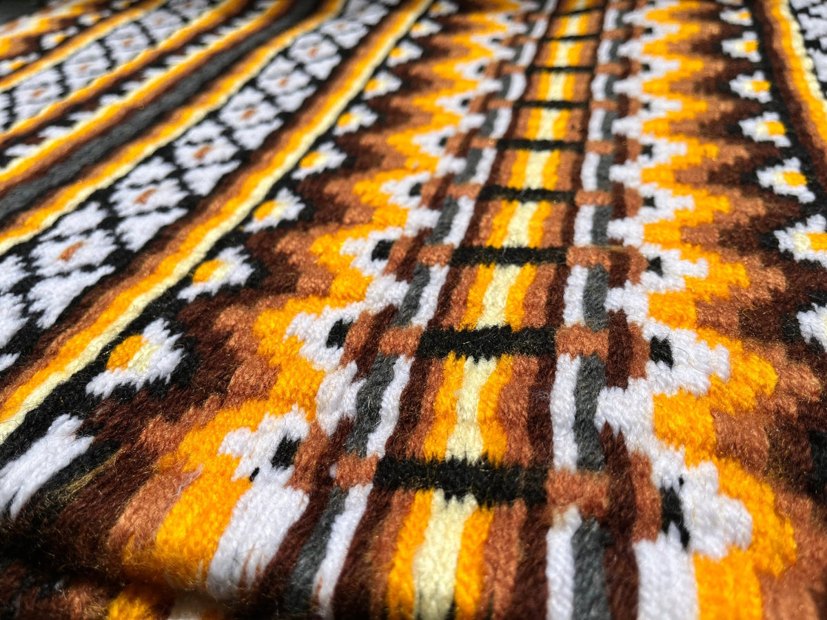 Tapis de show western premium en laine mérinos jaune, gris, noir et blanc pour selle western, gros plan