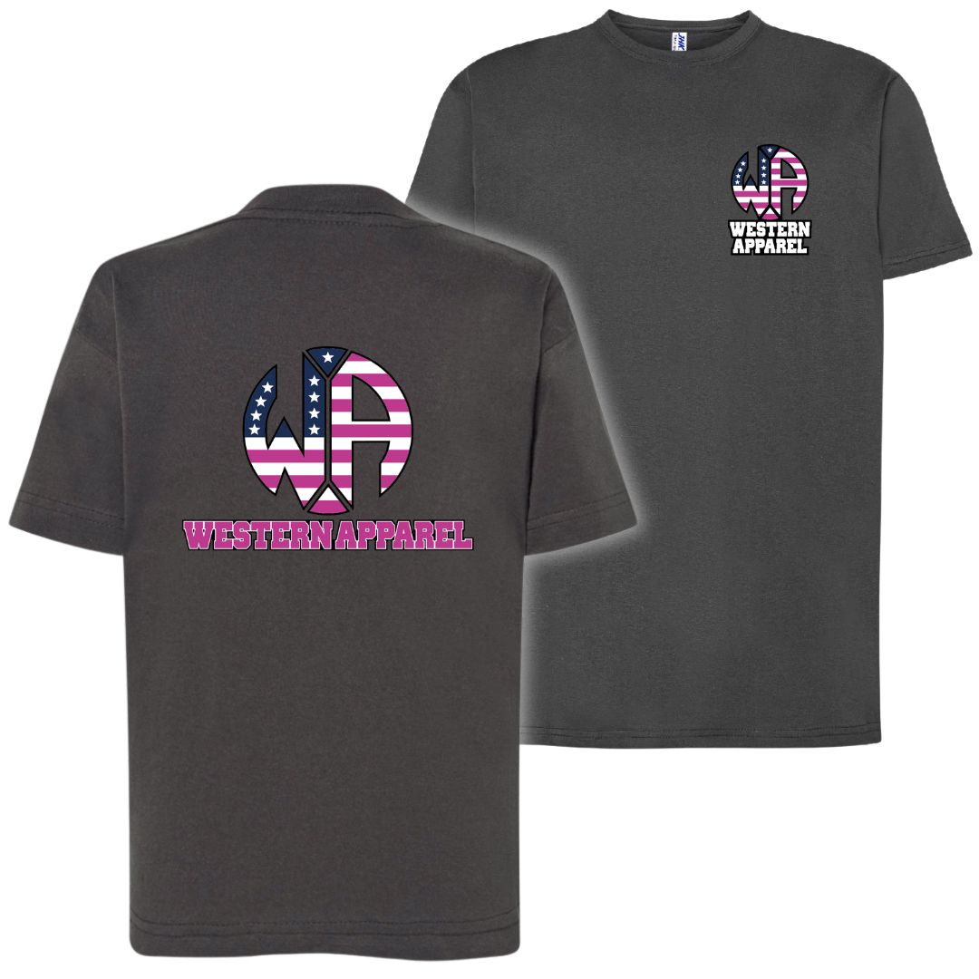 T-Shirt enfant gris anthracite Western Apparel avec logo poitrine côté cœur et grand logo USA rose Western Apparel dans le dos