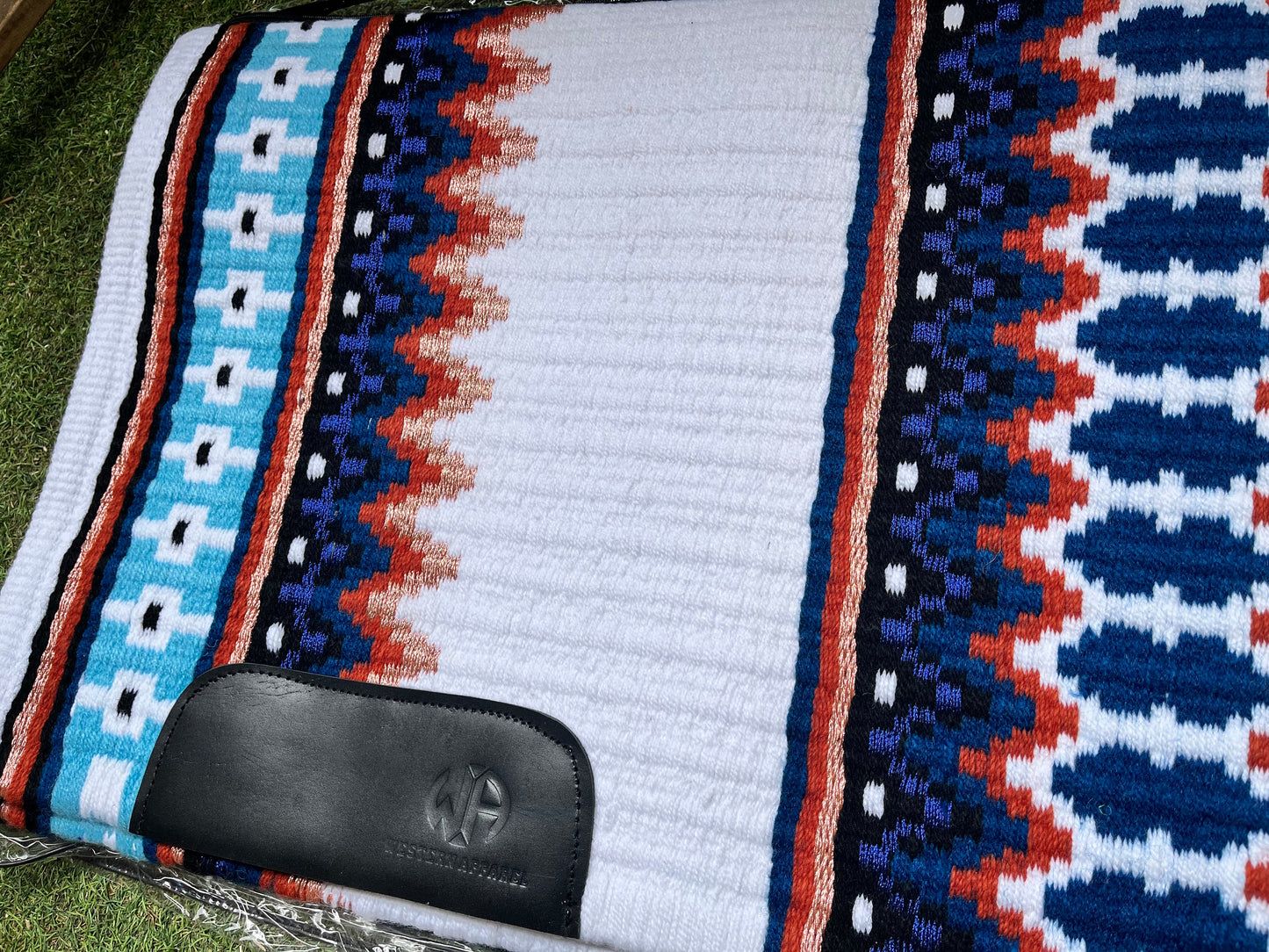 Tapis de show western premium en laine mérinos bleu marine, cuivre, crème et turquoise pour selle western, détails