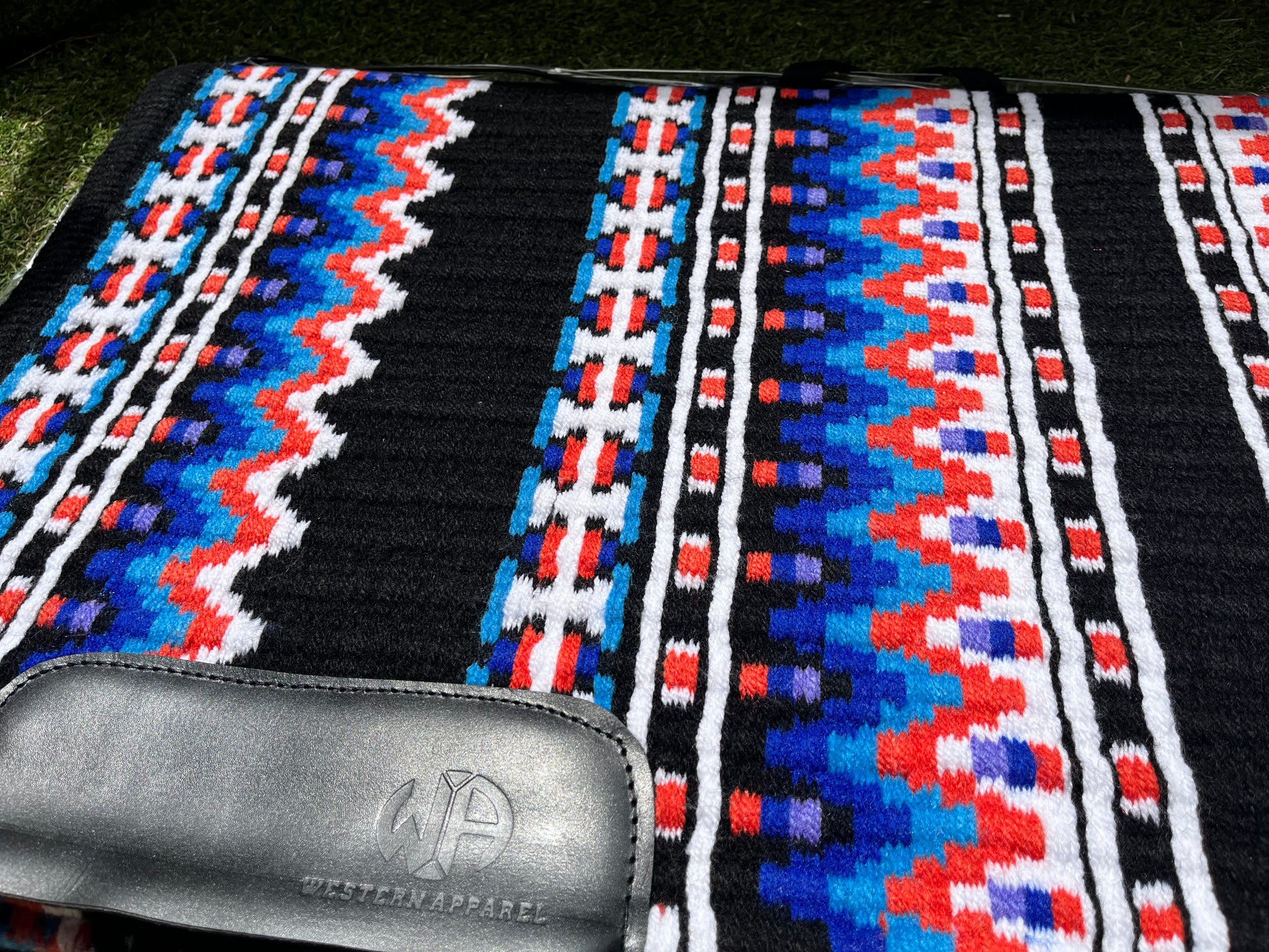 Tapis de show western premium en laine mérinos bleu, orange, noir et blanc pour selle western zoom