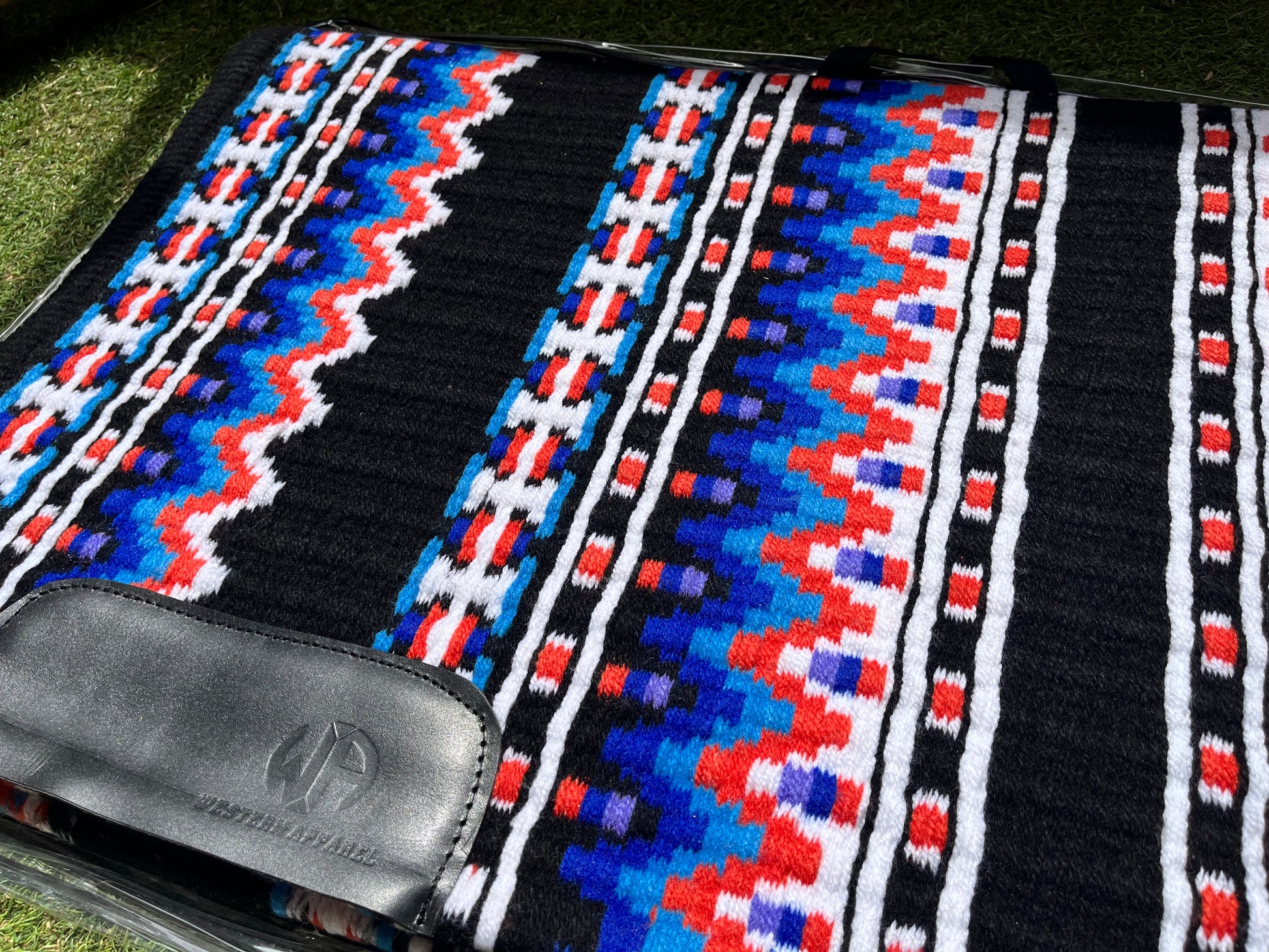 Tapis de show western premium en laine mérinos bleu, orange, noir et blanc pour selle western, détails
