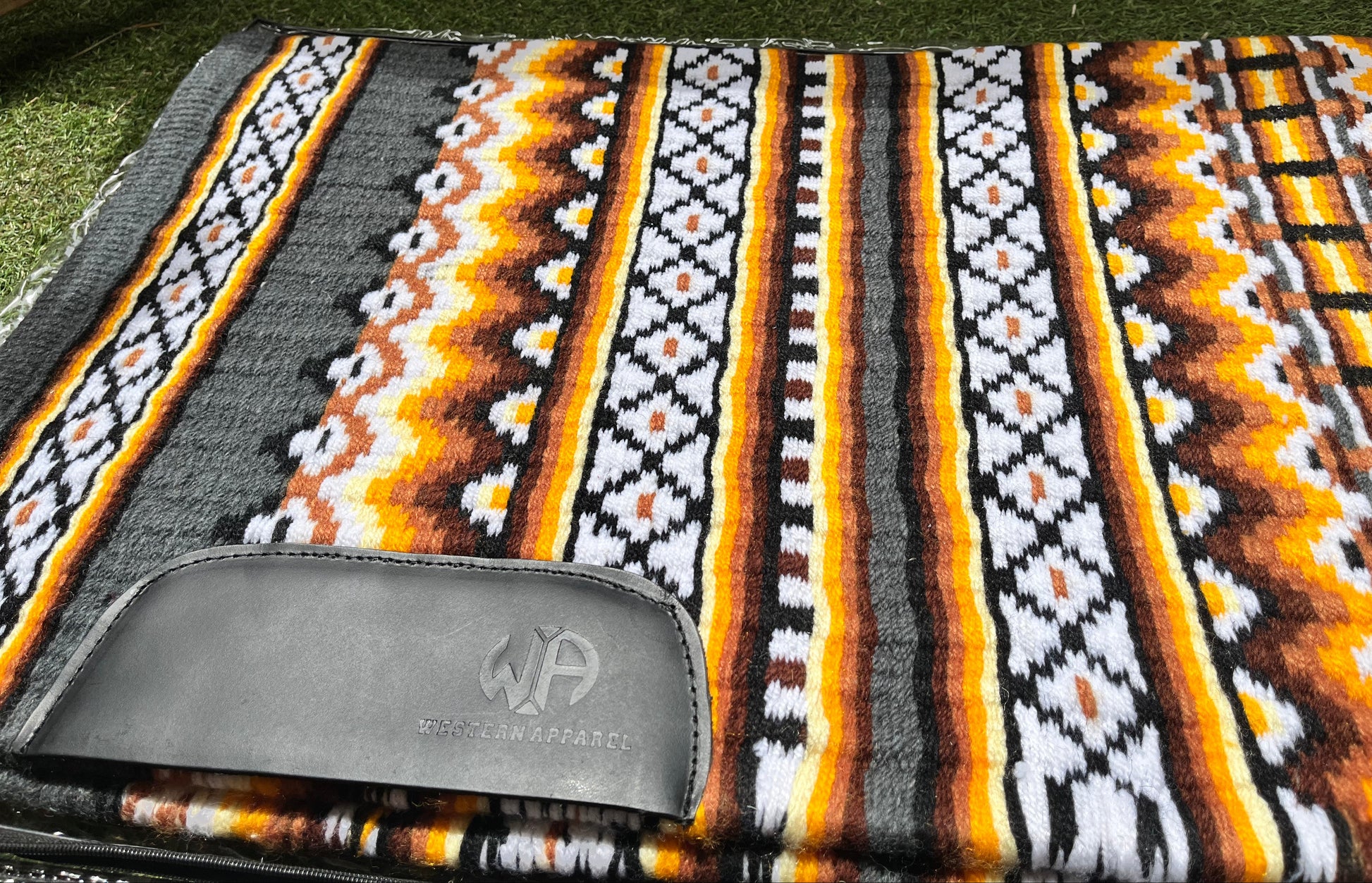 Tapis de show western premium en laine mérinos jaune, gris, noir et blanc pour selle western zoom