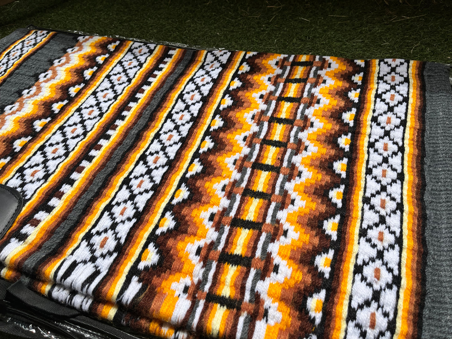 Tapis de show western premium en laine mérinos jaune, gris, noir et blanc pour selle western, zoom sur le maillage 