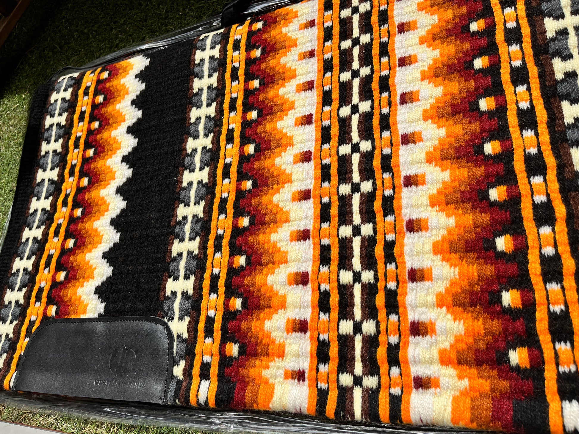 Tapis de show western premium en laine mérinos jaune, orange, noir et gris pour selle western, zoom