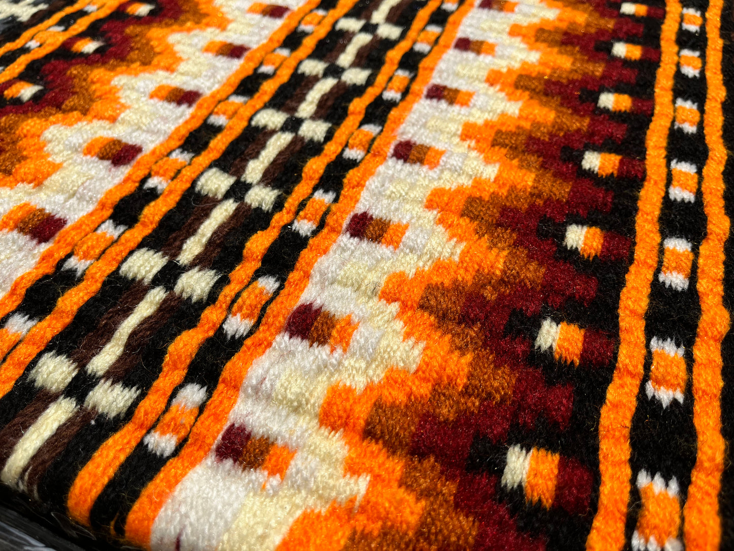 Tapis de show western premium en laine mérinos jaune, orange, noir et gris pour selle western, zoom cuir , zoom details 