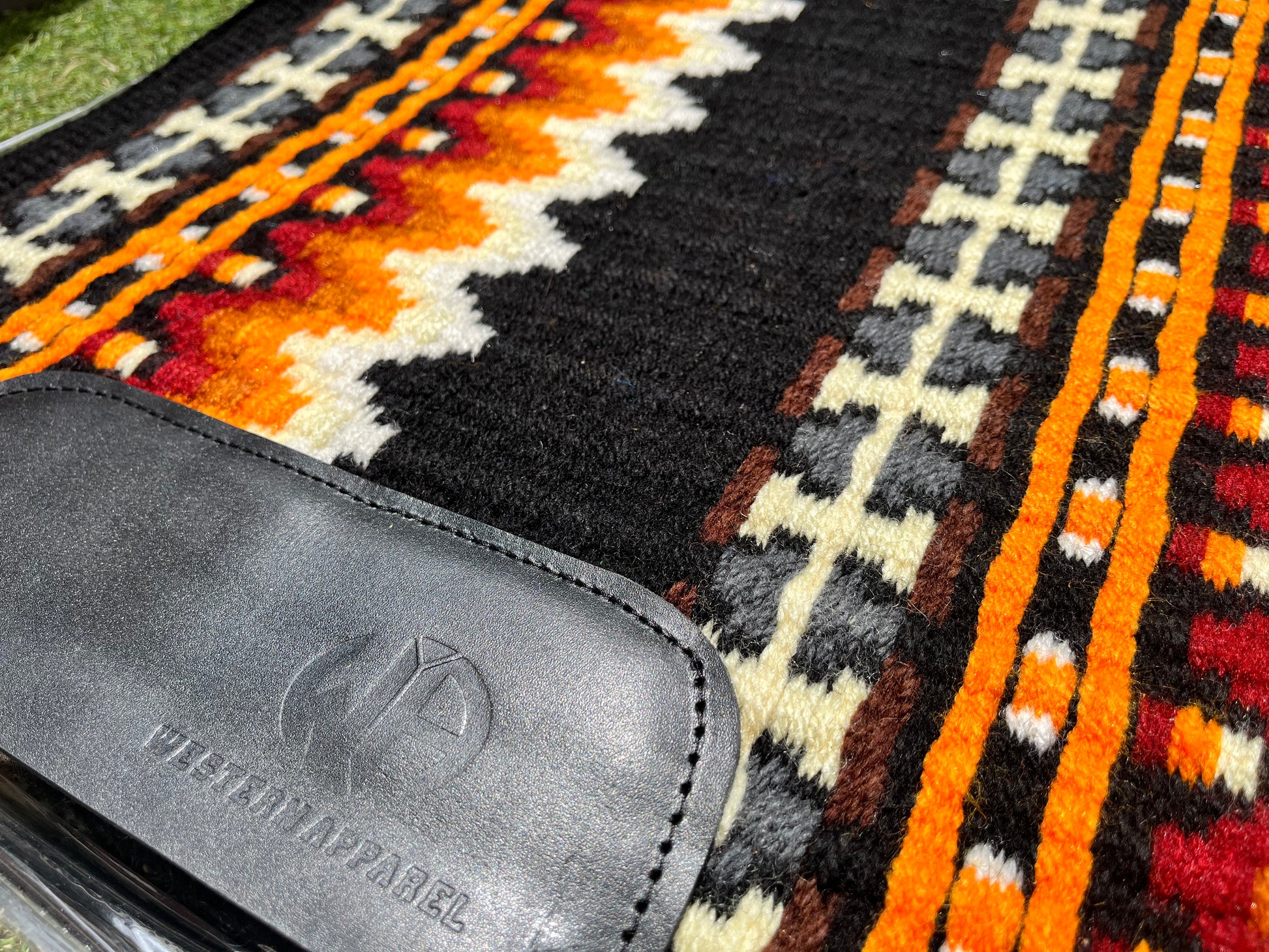 Tapis de show western premium en laine mérinos jaune, orange, noir et gris pour selle western, zoom cuir 