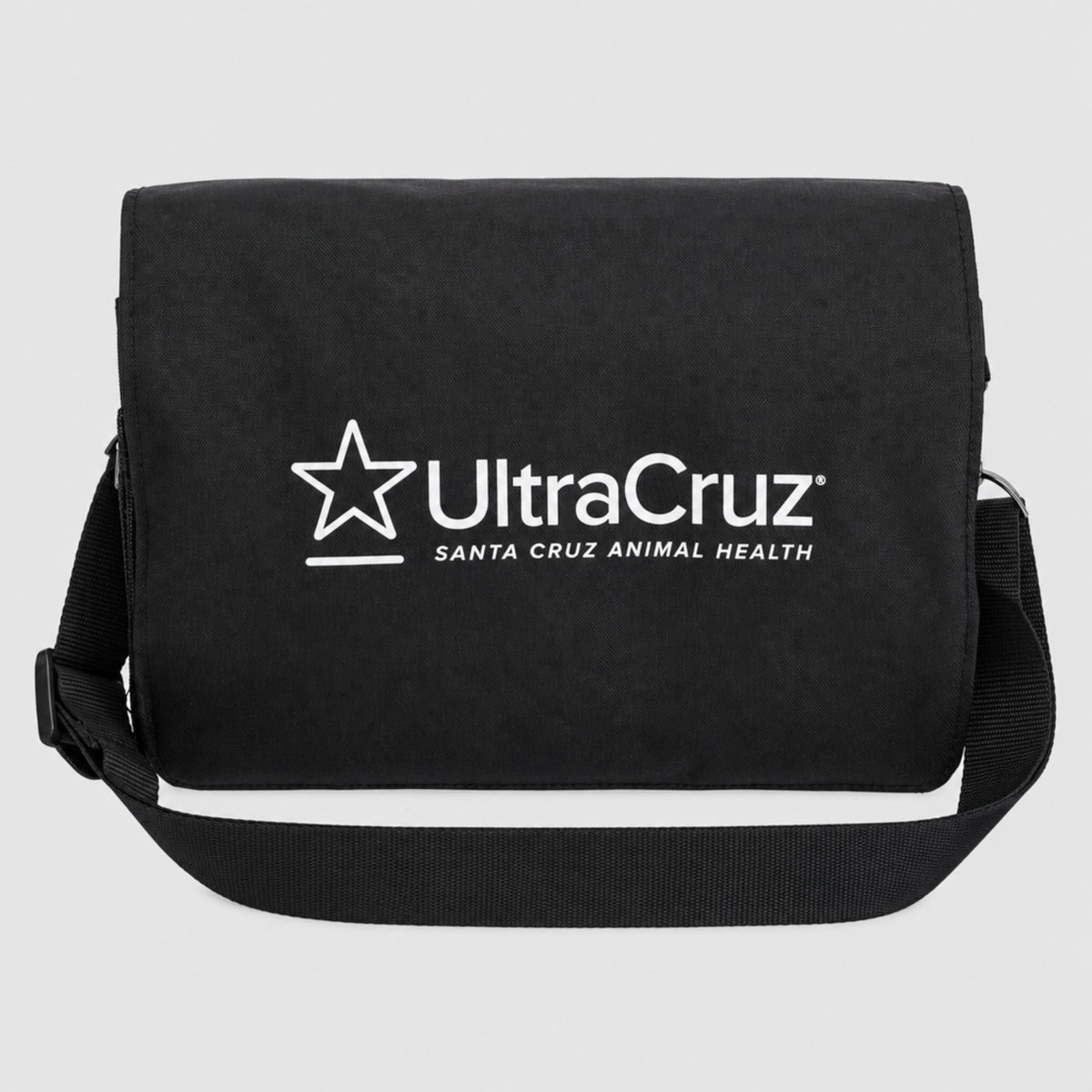 Sac de pansage UltraCruz Grooming Tote en nylon avec poches multiples, filet d'aération, bandoulière réglable et crochet de suspension pour l'écurie et les concours, vu de face 
