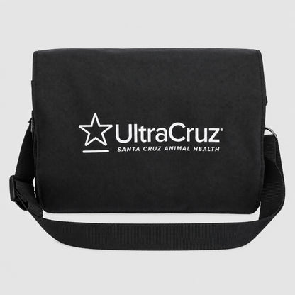 Sac de pansage UltraCruz Grooming Tote en nylon avec poches multiples, filet d'aération, bandoulière réglable et crochet de suspension pour l'écurie et les concours, vu de face 
