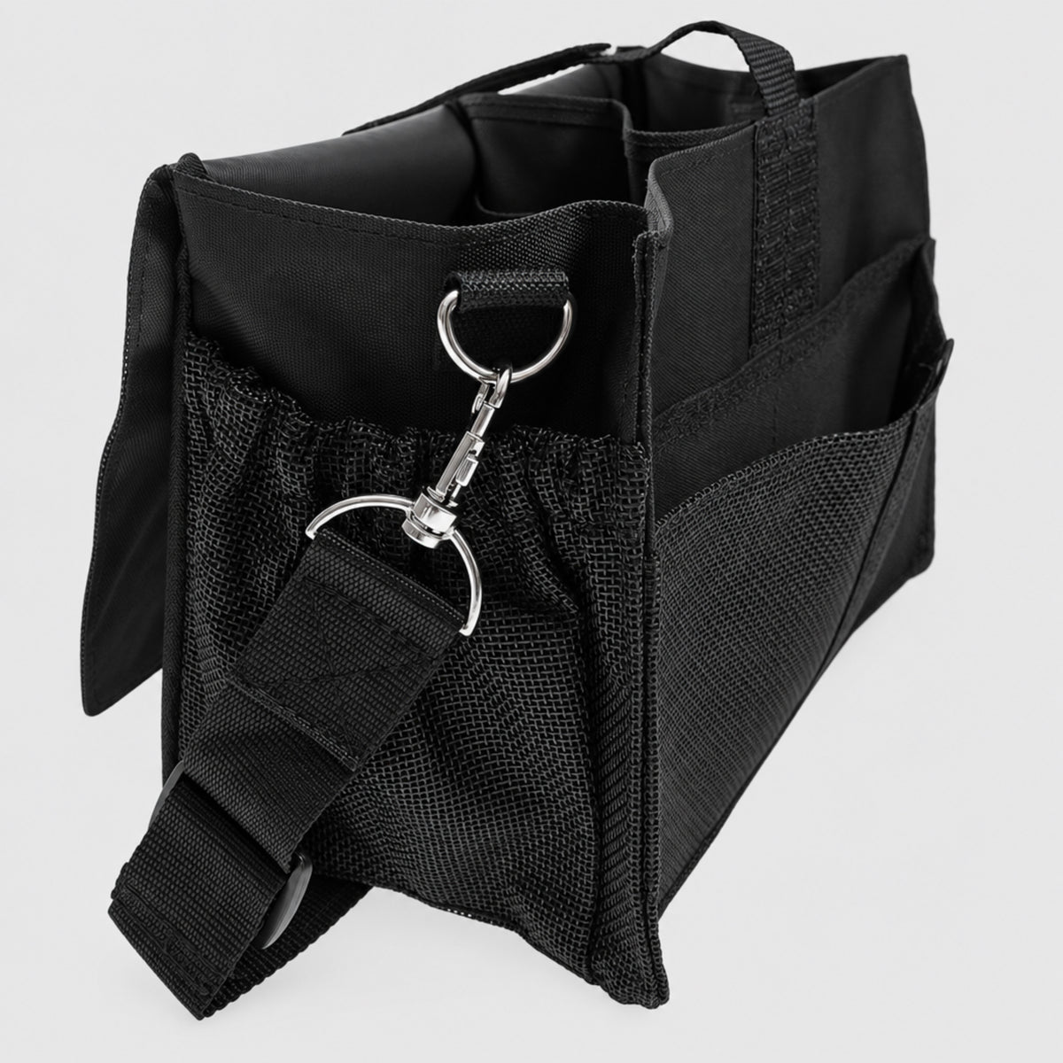 Sac de pansage UltraCruz Grooming Tote en nylon avec poches multiples, filet d'aération, bandoulière réglable et crochet de suspension pour l'écurie et les concours, zoom sur les côtés du sac