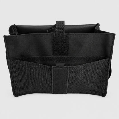 Sac de pansage UltraCruz Grooming Tote en nylon avec poches multiples, filet d'aération, bandoulière réglable et crochet de suspension pour l'écurie et les concours, zoom sur la poche avant 
