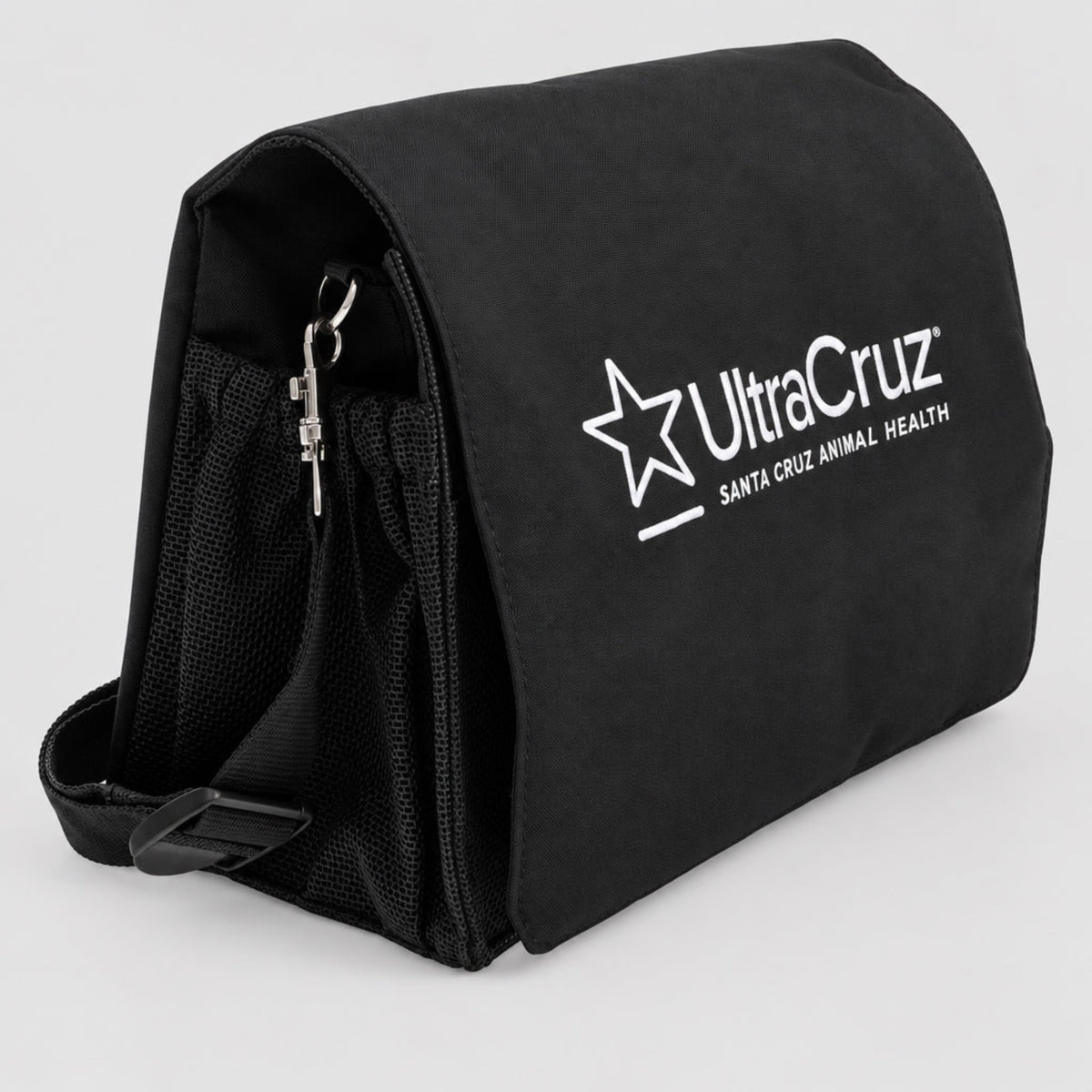 Sac de pansage UltraCruz Grooming Tote en nylon avec poches multiples, filet d'aération, bandoulière réglable et crochet de suspension pour l'écurie et les concours.
