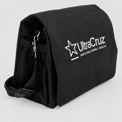 Sac de pansage UltraCruz Grooming Tote en nylon avec poches multiples, filet d'aération, bandoulière réglable et crochet de suspension pour l'écurie et les concours.

