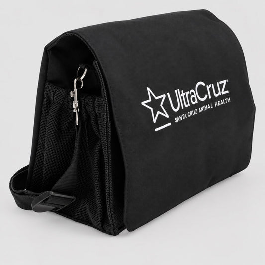 Sac de pansage UltraCruz Grooming Tote en nylon avec poches multiples, filet d'aération, bandoulière réglable et crochet de suspension pour l'écurie et les concours.
