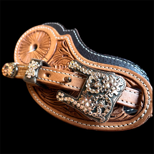 zoom sur les boucles et tooling floral des lanieres d'eperons antiques peach de show