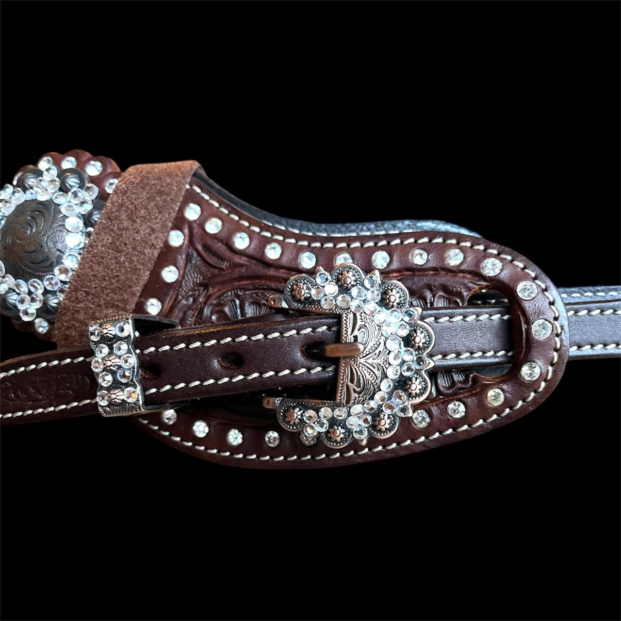 zoom sur les lanieres d'eperons femmes / enfant de show avec conchos , tooling floral et boucles antiques a strass blancs
